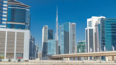 İş Körfezi ve şehir merkezinin panoramik timelapse görünümü alan Dubai. Modern gökdelenler su ve mavi gökyüzünde yansıtıyordu. Bridge göster