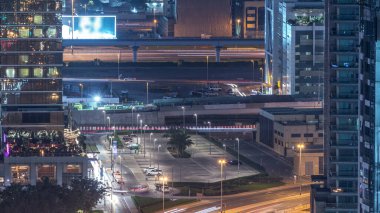 Kuşlar Dubai siluetinin timelapse ve acele saat trafik şehir görünümünü geceleri göz. Yol arasında otopark ile evler