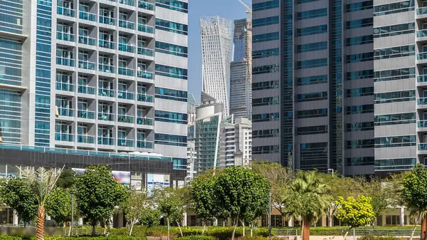 Palmiyeli gökdelenlerin zaman çizelgesi. Dubai, BAE 'de Dubai marina kuleleri olan Jumeirah Gölü Kuleleri' ndeki konut binaları. Rıhtımdan görüntüle