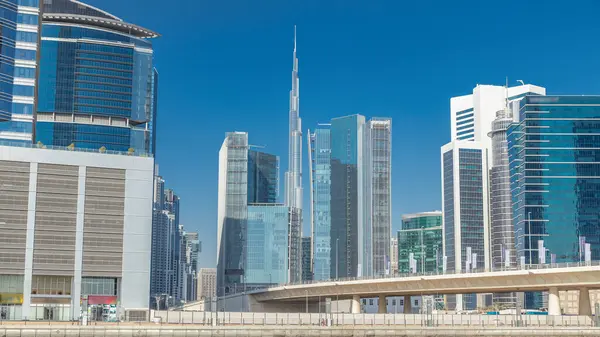 İş Körfezi ve şehir merkezinin panoramik timelapse görünümü alan Dubai. Modern gökdelenler su ve mavi gökyüzünde yansıtıyordu. Bridge göster
