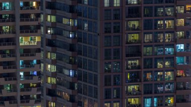 Akşam timelapse, gökdelenlerin doğal parlayan windows. Dubai Yat Limanı modern konut yüksek katlı binaların görünümü. Daire içinde hareket insanlar. Hava Üstten Görünüm.