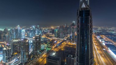 Dubai Downtown gökdelenler gece timelapse modern panoramik Dubai, Suudi Arabistan, üstten kuleleri. Business bay yakınındaki Şeyh Zayed Yolu üzerinde trafik