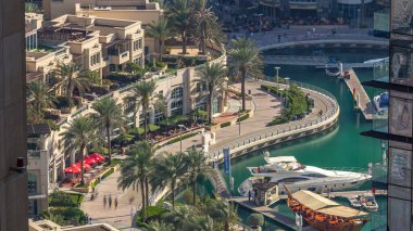 Gezi ve tekneler ve lüks binalar çevresinde, Birleşik Arap Emirlikleri Dubai Yat Limanı timelapse kanal. Sabah hava Üstten Görünüm