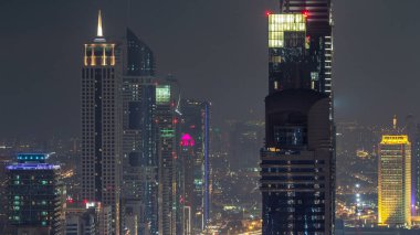 Gökdelenler gece timelapse modern kuleleri üst görünümden çatı Dubai, Suudi Arabistan, Dubai Downtown aydınlatılmış. Finans Merkezi yakınlarındaki Şeyh Zayed yolu üzerinde trafik
