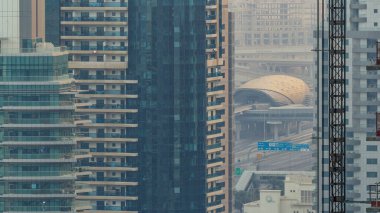 Gün batımı timelapse sırasında inanılmaz renkli dubai marina manzarası. Dünya ve metro istasyonu birden fazla en yüksek gökdelenler, büyük bakış açısı. Binalar üzerinde güneş ışığı. Birleşik Arap Emirlikleri.