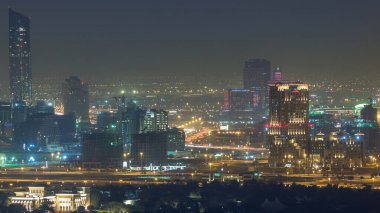 Havadan görünümü Festivali Şehir İlçe gece timelapse şantiye ve aydınlatılmış binalar ile için. Üstten görünüm Dubai şehir merkezine. Dubai, Birleşik Arap Emirlikleri