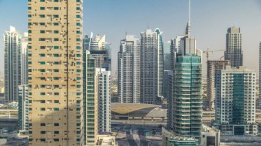 İnanılmaz renkli dubai Yat Limanı ve gün batımı timelapse sırasında Jlt manzarası. Birden fazla en yüksek gökdelenler metro istasyonu ile dünyanın büyük bakış. Binalar üzerinde güneş ışığı. Birleşik Arap Emirlikleri.