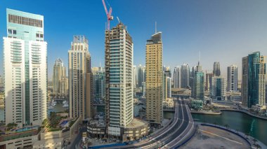 Gün batımında inanılmaz renkli Dubai marinası silueti. Çoklu en uzun gökdelenler panoramasının büyük perspektifi. Binaların üzerinde güneş ışığı. Birleşik Arap Emirlikleri.