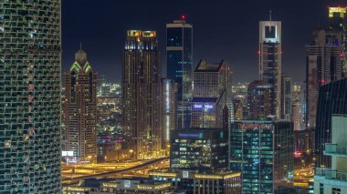Dubai şehir merkezi gece zaman çizelgesi, Şeyh zayed yolundaki lüks modern binalar Birleşik Arap Emirlikleri 'nin gelecekteki şehirleri. Gökdelenden finans bölgesinin hava manzarası