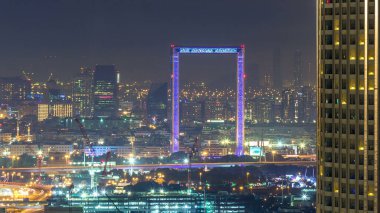 Dubai siluetinin gece timelapse Deira bölge ile. Işıklandırılmış gökdelenler ile akşam downtown, Dubai DXB Hava üstten görünüm
