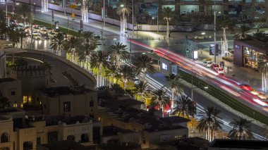 Kuşlar Dubai siluetinin timelapse ve acele saat trafik şehir görünümünü geceleri göz. Yol Kavşağı ile avuç içi ile