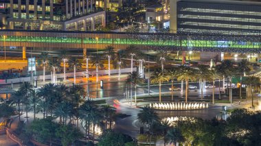 Dubai şehir gece timelapse, ışıklı lüks modern binalar ve Çeşme daire, Birleşik Arap Emirlikleri fütüristik cityscape trafik ile. Gökdelen üzerinden hava üstten görünüm