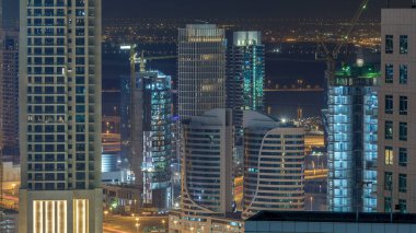 Dubai şehir merkezi gece zaman çizelgesi, iş sahasındaki lüks modern binalar, Birleşik Arap Emirlikleri 'nin gelecekteki şehirleri. Gökdelenden gökyüzü görüntüsü