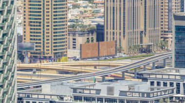 Sheikh Zayed karayolu hava timelapse üzerinde yoğun bir kavşak trafik. Gökdelen çatıdan güneşli gün göster