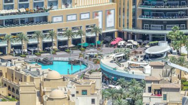 Alışveriş Merkezi havuzuna çeşmeler timelapse Dubai, Suudi Arabistan içinde seyreden ile balkon. Gökdelen üzerinden hava üstten görünüm