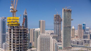 Güneşli bir gün timelapse, lüks modern binalar ve inşaat alanında, Birleşik Arap Emirlikleri fütüristik cityscape downtown, Dubai. Gökdelen üzerinden hava üstten görünüm