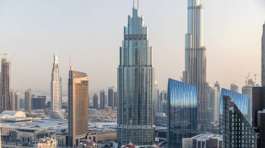Gün batımı timelapse en yüksek binası ve Sheikh Zayed karayolu trafik, Birleşik Arap Emirlikleri, Dubai şehir manzarası. Modern kuleli gökdelenin çatı üzerinden havadan görünümü