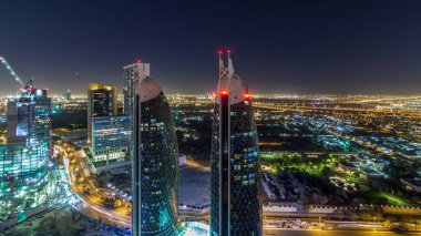 Sheikh Zayed Yolu 'nun Skyline manzarası ve Dubai, BAE' deki DIFC gece zaman çizelgesi. Finansal merkezdeki aydınlık gökdelenler yukarıdan panoramik manzara