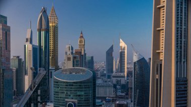 Sheikh Zayed Yolu 'nun Skyline manzarası ve Dubai, BAE' deki DIFC zaman çizelgesi. Finans merkezindeki gökdelenler gün batımından önce yukarıdan hava manzarası