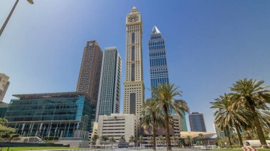Modern gökdelenler Skyline boyunca iş merkezi Sheikh Zayed Road timelapse hyperlapse Dubai, Birleşik Arap Emirlikleri. Avuç içi Caddesi ve trafik
