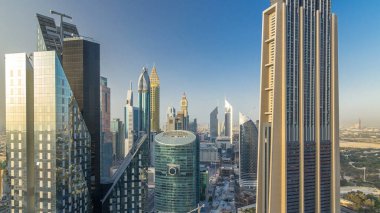 Sheikh Zayed Yolu 'nun Skyline manzarası ve Dubai, BAE' deki DIFC zaman çizelgesi. Alışveriş merkezinin şantiyesi. Finans merkezindeki gökdelenler gün batımından önce yukarıdan hava manzarası