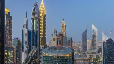 Şeyh Zayed Yolu 'nun Skyline manzarası ve Dubai, BAE' deki gece gündüz geçiş zamanı. Finans merkezindeki gökdelenler güneş battıktan sonra yukarıdan panoramik manzara
