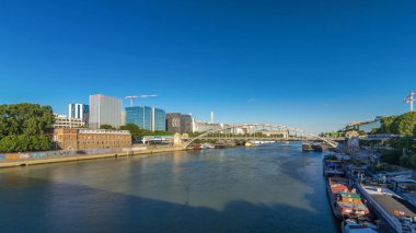 Paris 'teki Austerlitz viyadüklü panoramik zaman atlaması, Seine nehrinden geçen metro treniyle köprüden görülen, tek güverteli, çelik kemerli, demiryolu köprüsü.