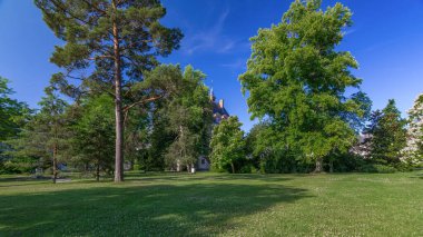 Kraliyet av kalesi Fontainbleau zaman atlaması yeşil parkı ve çimenliği olan hiperhız. Fontainebleau Sarayı - Fransa 'nın en büyük kraliyet şatolarından biri, UNESCO Dünya Mirası Bölgesi.