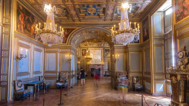 Fransa 'nın Fontainebleau şehrinde Fransız kralların ve imparator Napoleon' un vatanı olan Chateau de Fontainebleau zamanının mimari detayları. Kemerli oda