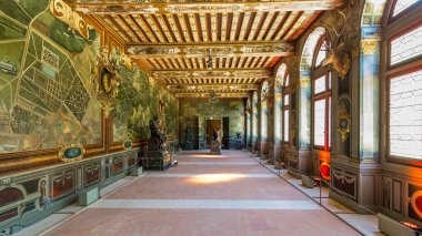 Fransa 'nın Fontainebleau şehrinde Fransız kralların ve imparator Napoleon' un vatanı olan Chateau de Fontainebleau zamanının mimari detayları. Heykelleri olan salon