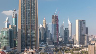 Gökdelenler ve otoyollar ile Dubai timelapse, Birleşik Arap Emirlikleri şehir merkezi ve finans bölgesi havadan görünümü. Bulutlu gökyüzü