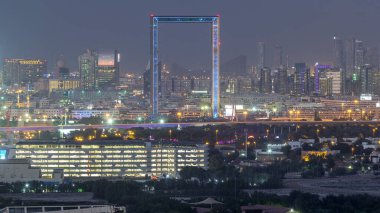 Gün batımından sonra gece geçiş timelapse Dubai'de Deira ve Sharjah ilçelerinde gökdelenlerin Skyline görünümü, Bae. Dubai Downtown'da çatıdan havadan manzara.