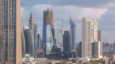 Şeyh Zayed Road ve Dubai, Bae'deki Difc timelapse binalarının ufuk çizgisi görünümü. Şehir merkezinde yukarıdan finans merkezi havadan görünümünde Gökdelenler