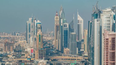 Sheikh Zayed Road ve Difc'nin Dubai, Bae'deki hava zaman atlamalı gökdelenleri. Gün batımından önce akşam Finans Merkezi yakınlarındaki bir otoyolda trafik