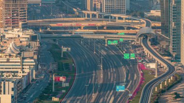Şeyh Zayed Road Hessa Street hava timelapse kavşağında gün batımından önce yukarıdan, Dubai, Birleşik Arap Emirlikleri. Sheikh Zayed Road Dubai üzerinden çalışan ana karayolu.