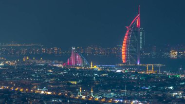 Işıklı burj al arab otel ve palmiye jumeirah timelapse ile gece Dubai şehir siluetinin havadan görünümü. Business bay'den görünüm, Dubai, Birleşik Arap Emirlikleri.