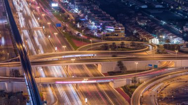 Şeyh Zayed karayolu hava zaman atlamalı yoğun bir kavşakta Gece trafiği. Gökdelenler ile çatıdan görünüm