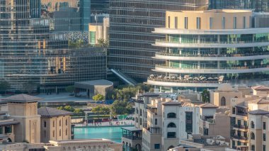 Arka planda hava timelapse gökdelenler ile Dubai'de ünlü müzik çeşmesi. Yukarıdan göl görünümü