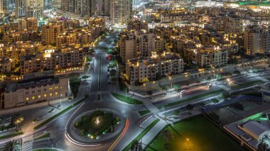 Dubai şehir merkezinde, gece saatlerinden itibaren eski tarz geleneksel binalara sahip döner kavşak bir yolun havadan görünümü. Sokaktaki trafik. Dubai, Birleşik Arap Emirlikleri.