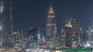Dubai şehir merkezi ve finans merkezi timelapse, Birleşik Arap Emirlikleri ışıklı mimarisi ile hava gece şehir manzarası. En yüksek kuleler ve gökdelenler. Çeşme