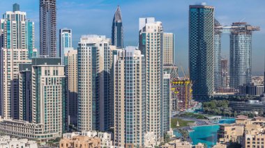 Modern mimariye sahip Dubai şehir merkezinin güzel silueti. Dubai gökdelenler ve çeşmeler yukarıdan yolda trafik ile havadan görünümü