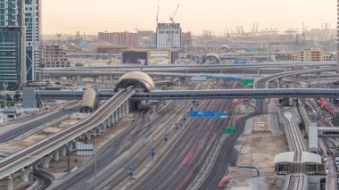 Şeyh Zayed yolu üzerindeki hava manzarası Dubai Marina ve Jlt gökdelenlerini gün batımından önce, Dubai 'de kuşatmıştır. Trafik, köprüler ve metro hattı. Tramvay ve metro istasyonu. Birleşik Arap Emirlikleri