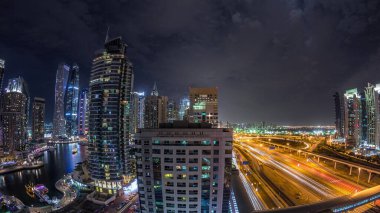 Dubai Marina gökdelenleri ve Sheikh Zayed yol zaman çizelgesi, Dubai. Trafik, köprüler ve metro hattı. Birleşik Arap Emirlikleri