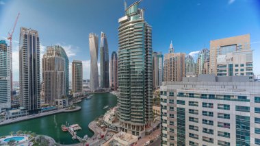 Dubai Marina konutlarının ve sahil manzaralı ofis gökdelenlerinin panoramik görüntüsü. Yüzen tekneler ve yatlar