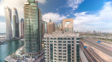 Dubai Marina gökdelenleri ve Şeyh Zayed karayolu zaman ayarlı, Dubai. Trafik, köprüler ve metro hattı. Birleşik Arap Emirlikleri