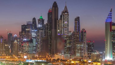 Dubai Marina gökdelenler ve gece geçiş timelapse, Dubai, Birleşik Arap Emirlikleri golf sahası gün. Gün batımından sonra Greens bölgesinden havadan görünüm