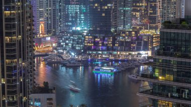 Dubai Marina hava sahasındaki gökdelenlerle dolu liman güvertesi. Kanalda yüzen tekne ve yatlar. Dubai, Birleşik Arap Emirlikleri