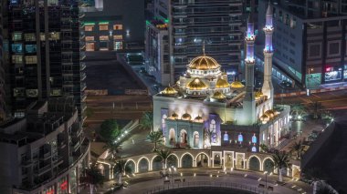 Dubai Marina ve Mohammed Bin Ahmed Almulla Camii 'nin modern konut mimarisi. Bir yolda gezinti ve trafik