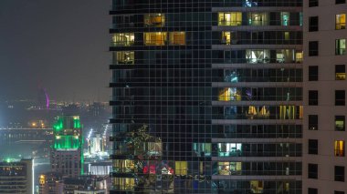 Dubai Jumeirah plaj rezidans modern gökdelenler, parlayan pencereler ile Jbr hava gece timelapse