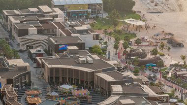 Waterfront genel bakış Jumeirah Beach Residence Jbr silueti hava timelapse. Yukarıdan mağazalar, restoranlar ve diğer eğlence